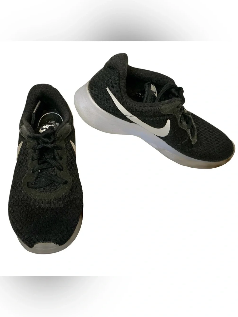 Nike Tanjun Women’s Size 7 Black White Lightweight Running Athletic Sneakers